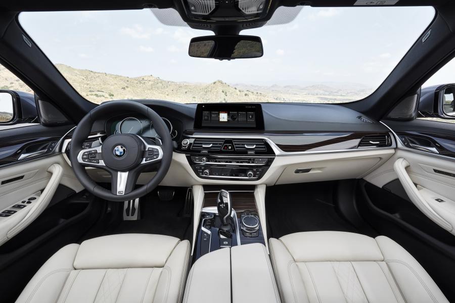 Торпедо BMW 540i Sedan M Sport 2017 года  (WW) (фото 80 из 98)